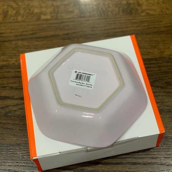 New Le Creuset Shell Pink Snow Ring Dish 21cm - Picture 3 of 4